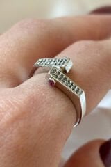 Premium İthal Seri Kırmızı Taşlı Vida Tasarım Ayarlanabilir Kadın Çelik Yüzük