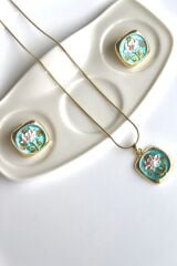 İncili Kare Pembe Lotus Çiçeği Motifli Kabartma Manzara Tasarım Kadın Çelik Kolye