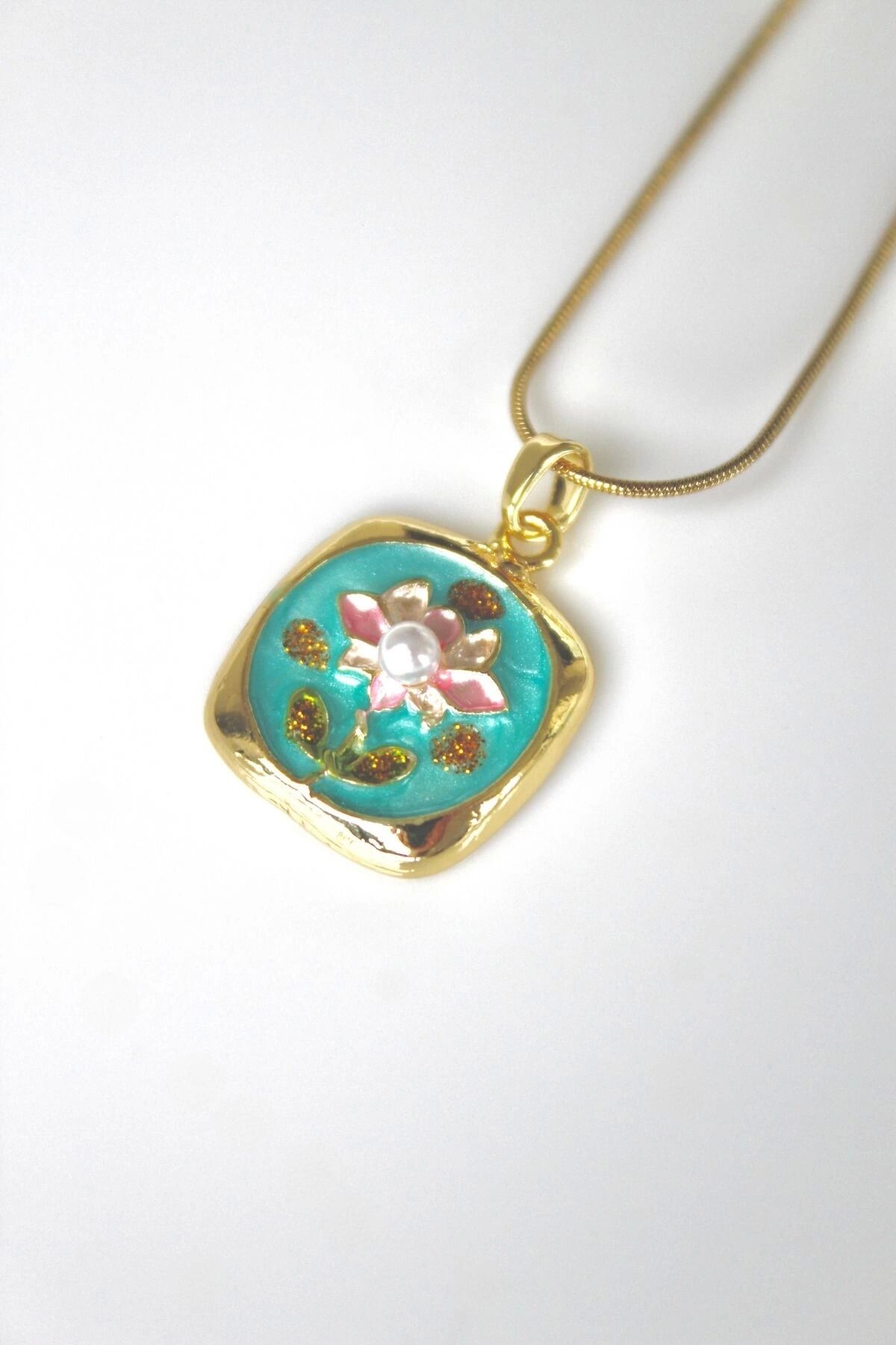 İncili Kare Pembe Lotus Çiçeği Motifli Kabartma Manzara Tasarım Kadın Çelik Kolye