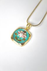 İncili Kare Pembe Lotus Çiçeği Motifli Kabartma Manzara Tasarım Kadın Çelik Kolye