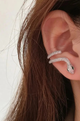Zümrüt Zirkon Taşlı Earcuff Delikli Yılan Tasarım Kadın Çelik Küpe