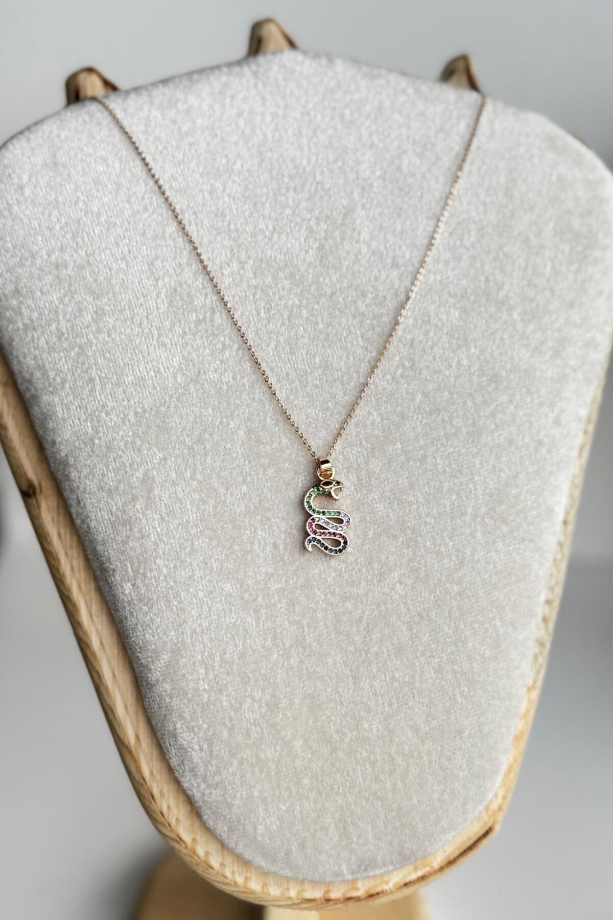 Renkli Taşlı Yılan Tasarım Renk Atmaz Kararmaz Kadın Çelik Kolye