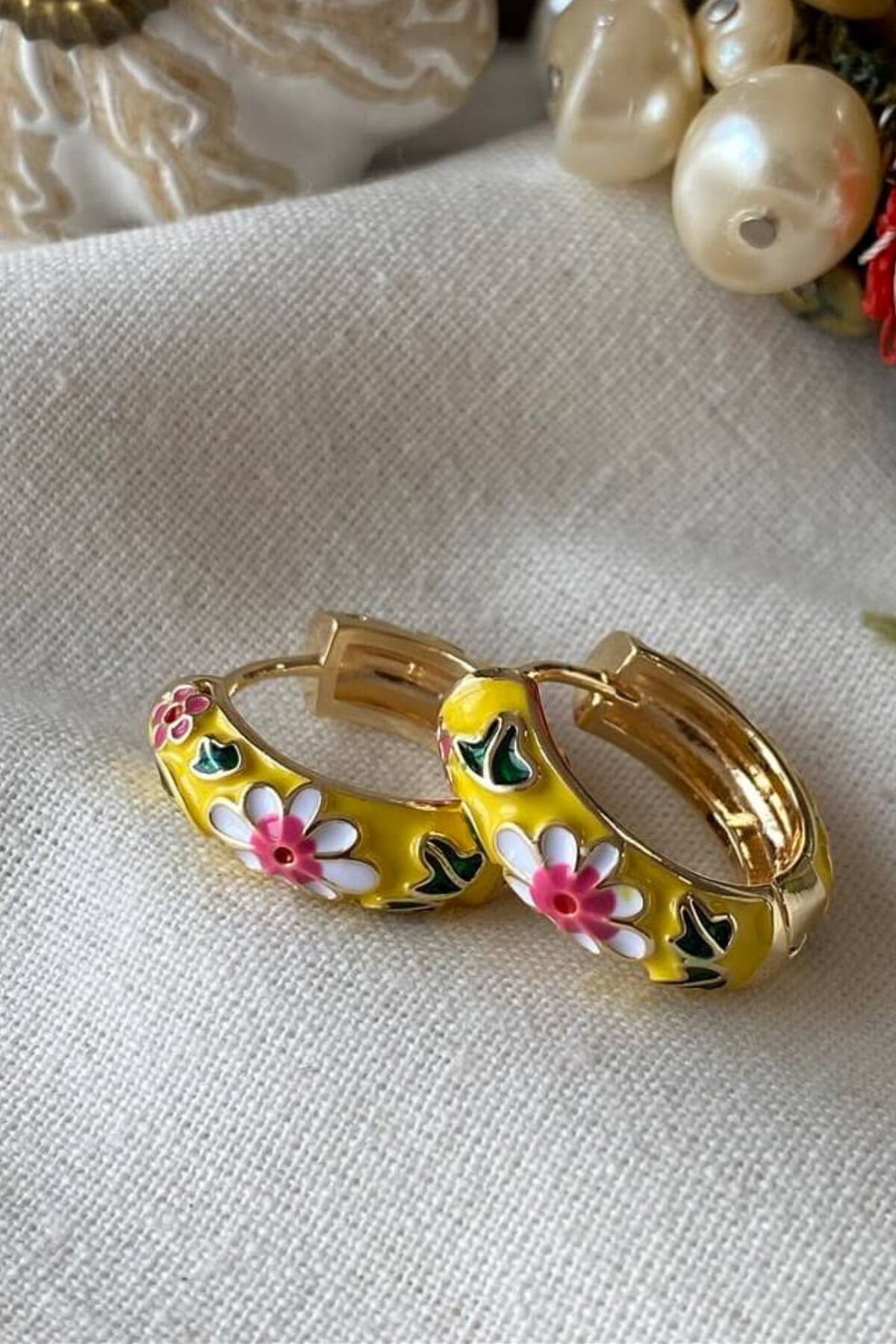 Mineli Renkli Çiçek Motifli Halka Tasarım Kararmaz Renk Atmaz Kadın Çelik Küpe