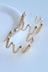 Premium Seri Asimetrik Dalgalı Halka Model İğneli Kararmaz Kadın Küpe