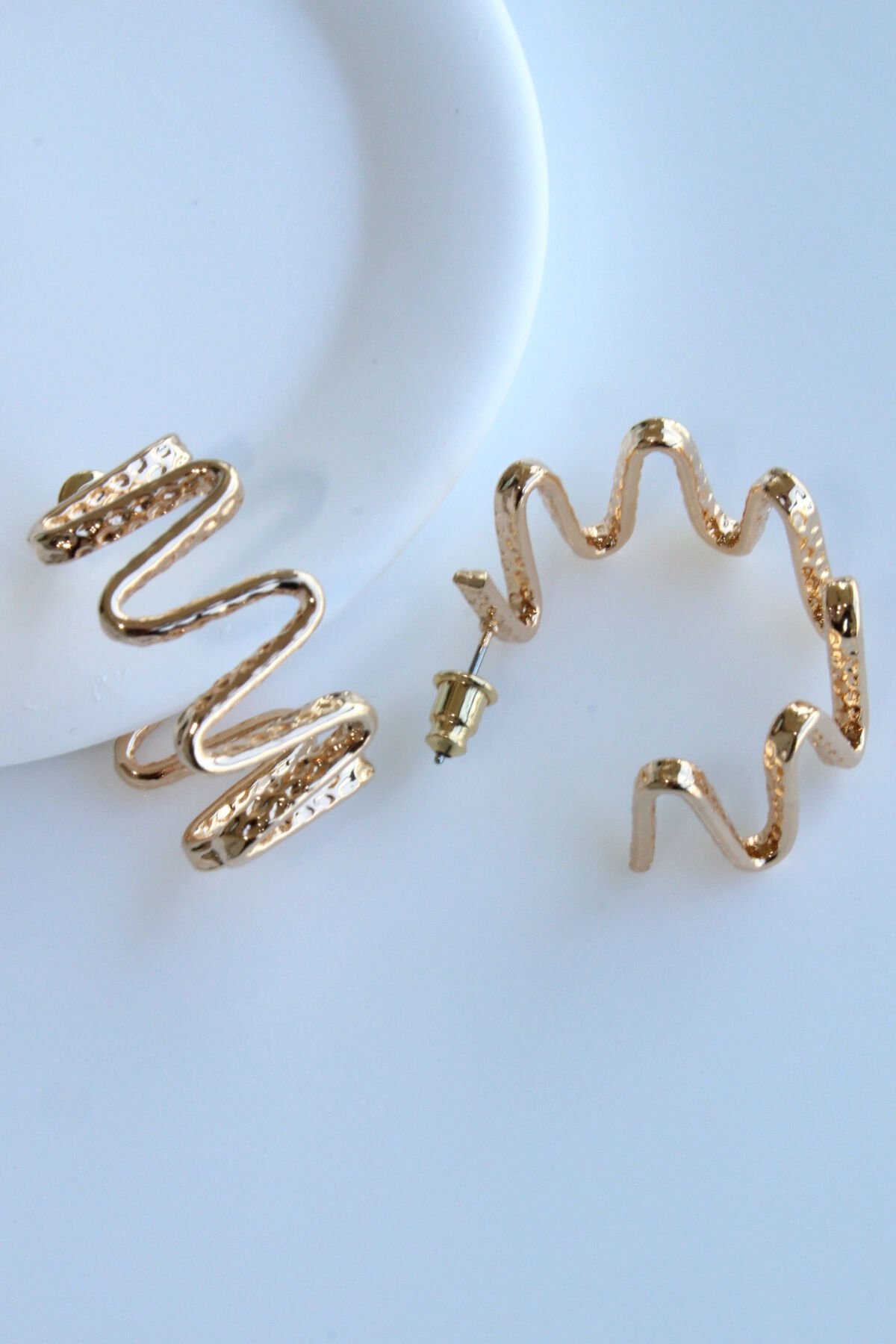 Premium Seri Asimetrik Dalgalı Halka Model İğneli Kararmaz Kadın Küpe