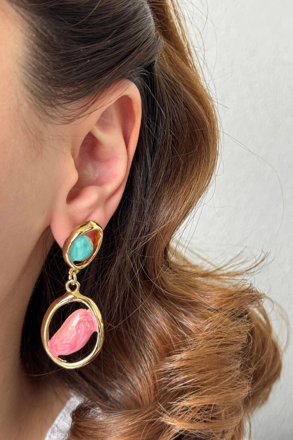 Coralia Earring Asimetrik Sallantılı Mineli Taşlı Tasarım Kararmaz Renk Atmaz Kadın Çelik Küpe Gold