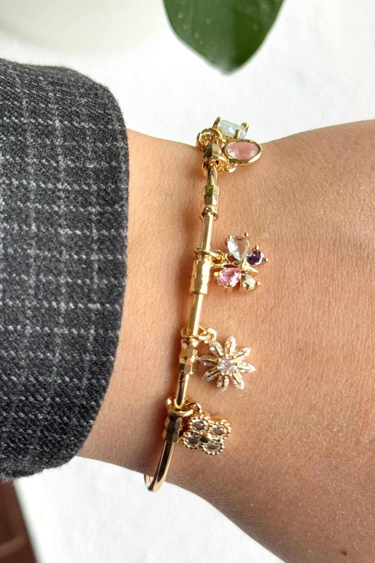 Premium Seri Renkli Taşlı Kelebek Charmlı Ayarlanabilir Kadın Çelik Bileklik Kelepçe