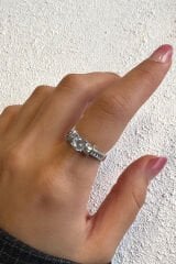 Premium Seri Parthenon Trapez Taşlı Yarım Tur Tektaş Tasarım Ayarlanabilir Kadın Çelik Yüzük