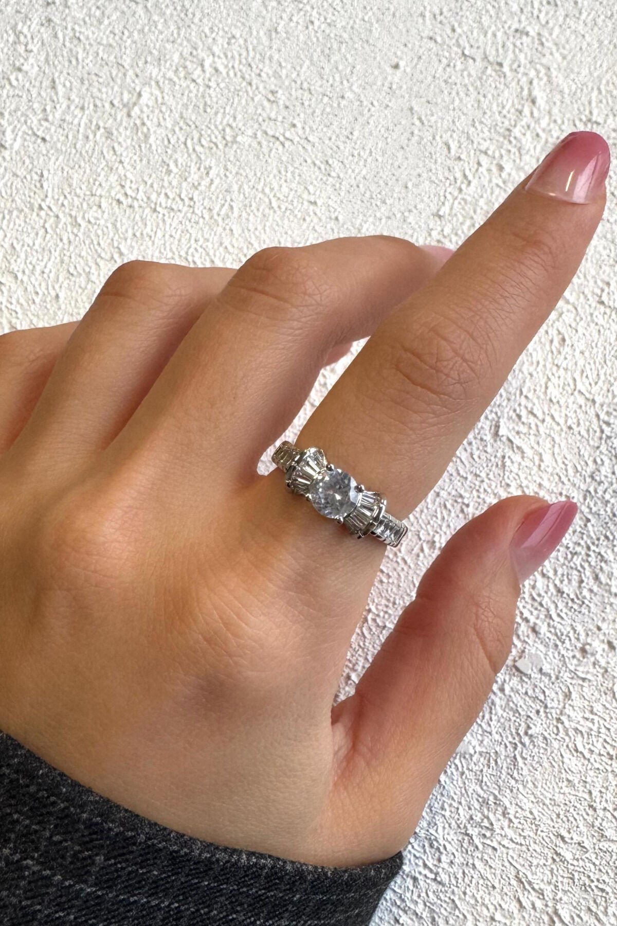 Premium Seri Parthenon Trapez Taşlı Yarım Tur Tektaş Tasarım Ayarlanabilir Kadın Çelik Yüzük