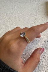 Premium Seri Bold Line Zirkon Taşlı Klasik Tek Taş Tasarım Yarım Tur Ayarlanabilir Kadın Çelik Yüzük