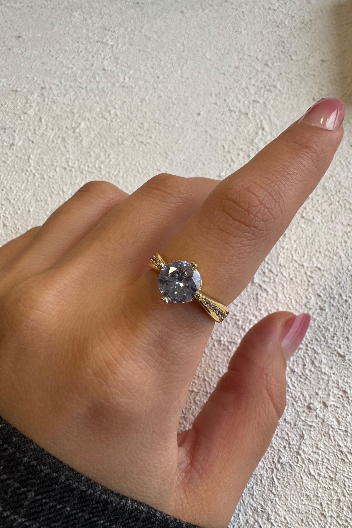 Premium Seri Bold Line Zirkon Taşlı Klasik Tek Taş Tasarım Yarım Tur Ayarlanabilir Kadın Çelik Yüzük